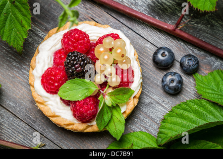 Kleine Kuchen mit Beeren Stockfoto