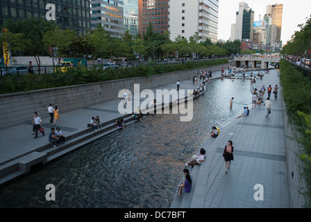 Cheonggye Stream oder Cheonggyecheon läuft durch zentrale Seoul, Südkorea. Stockfoto