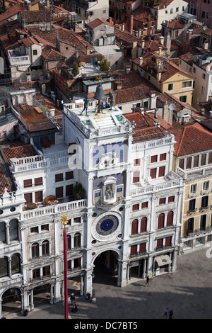 Der Uhrenturm am Markusplatz entfernt an Venedig, gesehen aus der Sicht des Campanile. La Tour de l ' Horloge À Venise. Stockfoto