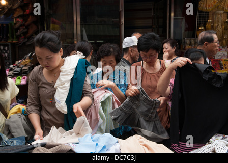 Frauen auf der Suche nach einem Schnäppchen in einem Markt, in dem Namdaemun, Seoul, Südkorea. Stockfoto