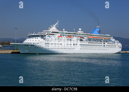 Kreuzfahrtschiff im Hafen von Korfu-Stadt in Griechenland Thomsons Majestät angedockt Stockfoto