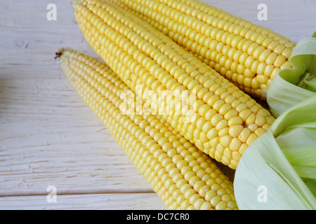 Drei frische Maiskolben auf dem Tisch, Essen Stockfoto