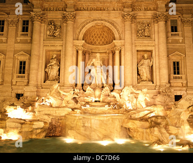 Der Trevi Brunnen bei Nacht, Palazzo Poli, Rom, Latium, Italien, Europa. Stockfoto