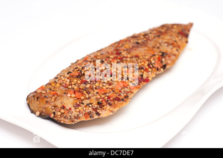 Geräucherte Makrele mit Pfefferkörner und Senfkörner Stockfoto