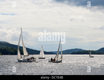 Segelboote am Lake Windermere, Lake District National Park, Cumbria, England UK Stockfoto