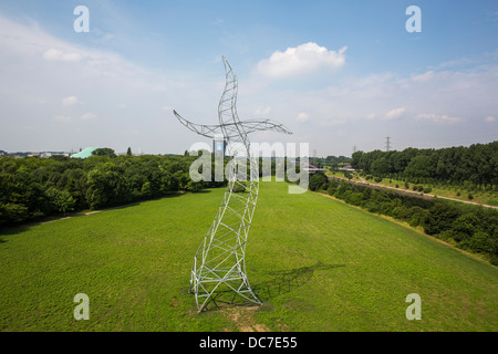 EMSCHERKUNST, eine Open-Air-Kunstausstellung im Bereich Deutschland Emscher-Fluss. Zauberlehrling-Skulptur, ein Tanz Pol. Stockfoto