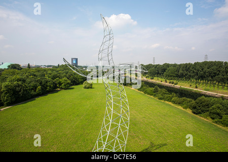 EMSCHERKUNST, eine Open-Air-Kunstausstellung im Bereich Deutschland Emscher-Fluss. Zauberlehrling-Skulptur, ein Tanz Pol. Stockfoto