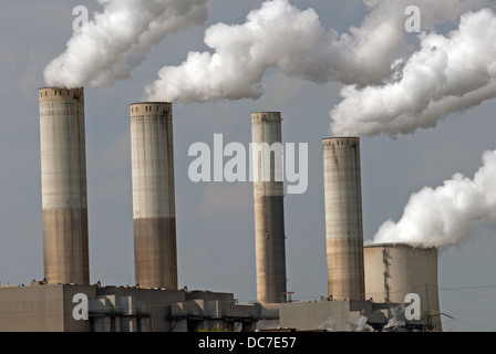 Entzünden Sie (Braunkohle) befeuerten Kraftwerk Stockfoto