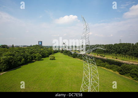 EMSCHERKUNST, eine Open-Air-Kunstausstellung im Bereich Deutschland Emscher-Fluss. Zauberlehrling-Skulptur, ein Tanz Pol. Stockfoto