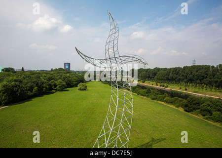 EMSCHERKUNST, eine Open-Air-Kunstausstellung im Bereich Deutschland Emscher-Fluss. Zauberlehrling-Skulptur, ein Tanz Pol. Stockfoto