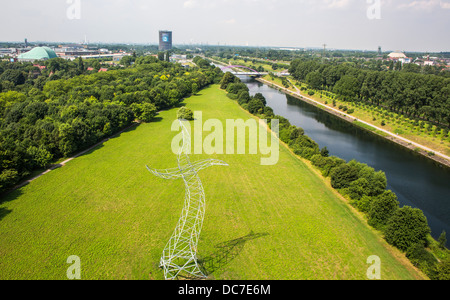 EMSCHERKUNST, eine Open-Air-Kunstausstellung im Bereich Deutschland Emscher-Fluss. Zauberlehrling-Skulptur, ein Tanz Pol. Stockfoto