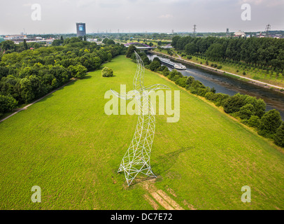 EMSCHERKUNST, eine Open-Air-Kunstausstellung im Bereich Deutschland Emscher-Fluss. Zauberlehrling-Skulptur, ein Tanz Pol. Stockfoto