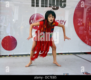 Fringe Darsteller SeKret-Tanz-Show in der Royal Mile Edinburgh während 2013 Edinburgh Festival Fringe zu fördern Stockfoto