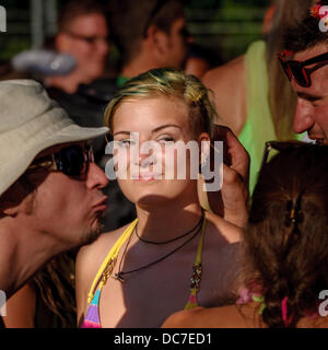 Zürich, Schweiz. 10. August 2013. Die Street Parade 2013 in Zürich. Der Rave sieht die Teilnahme von Hunderten von Tausenden von jungen Menschen mit lustigen und bunten Kostüme, Tanz durch die Straßen der Stadt. Bildnachweis: Matteo Cozzi/Alamy Live-Nachrichten Stockfoto