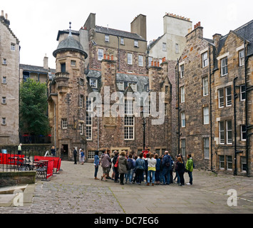 Gruppe von Touristen in der Writers' Museum und Makars' Court aus der Royal Mile entfernt im Zentrum von Edinburgh Schottland Stockfoto