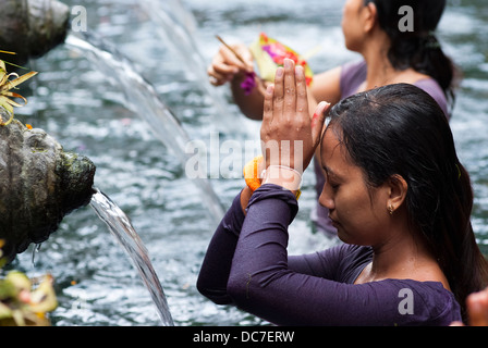 Gläubige machen ein Angebot an den Tirta Empul Tempel auf 6. Mai 2013 in Bali, Indonesien. Stockfoto