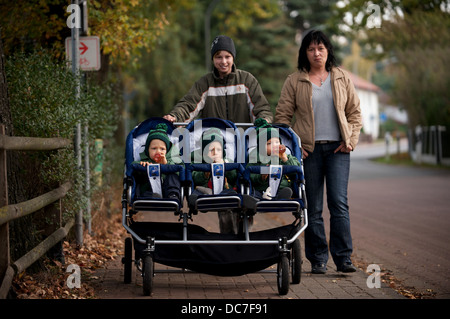 Drillinge im Kinderwagen Stockfoto