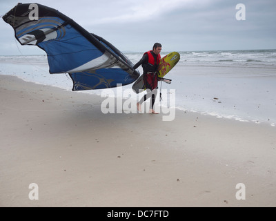 Kitesurfer gehen gegen den wind Stockfoto