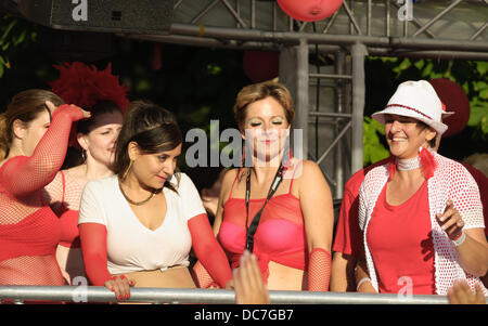 Zürich, Schweiz. 10. August 2013. Die Street Parade 2013 in Zürich. Der Rave sieht die Teilnahme von Hunderten von Tausenden von jungen Menschen mit lustigen und bunten Kostüme, Tanz durch die Straßen der Stadt. Bildnachweis: Matteo Cozzi/Alamy Live-Nachrichten Stockfoto