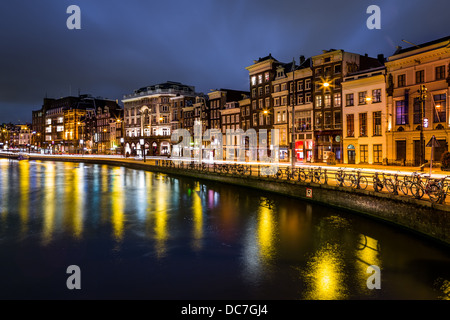 Traditionelle niederländische Häuser in Amsterdam ausgerichtet an einem Kanal entlang Stockfoto