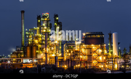 Nahaufnahme einer beleuchteten Öl und Gas Raffinerie-Anlage in der Nacht Stockfoto