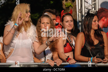 Zürich, Schweiz. 10. August 2013. Die Street Parade 2013 in Zürich. Der Rave sieht die Teilnahme von Hunderten von Tausenden von jungen Menschen mit lustigen und bunten Kostüme, Tanz durch die Straßen der Stadt. Bildnachweis: Matteo Cozzi/Alamy Live-Nachrichten Stockfoto