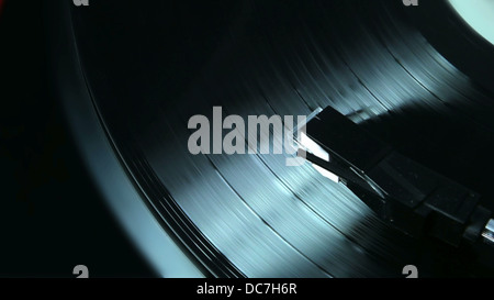 Eine schwarze LP Schallplatte auf einem Plattenspieler. Stockfoto