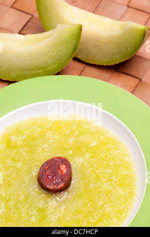 Kalte Suppe mit Melone und spanische Paprika Wurst chorizo Stockfoto