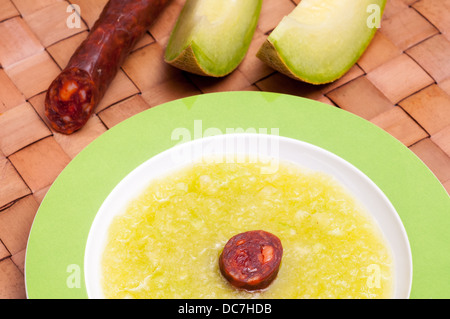 Kalte Suppe mit Melone und spanischen Schweinefleisch Wurst chorizo Stockfoto
