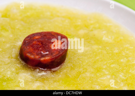 Nahaufnahme von Paprika Chorizo Chorizo und kaltes Melonensüppchen Stockfoto