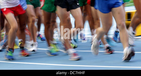 Moskau, Russland. 11. August 2013. Athleten kämpfen, während die Männer 20 km Rennen gehen bei den 14. Weltmeisterschaften in der Leichtathletik im Luzhniki Stadion in Moskau, Russland, 11. August 2013. Foto: Michael Kappeler/Dpa/Alamy Live News Stockfoto