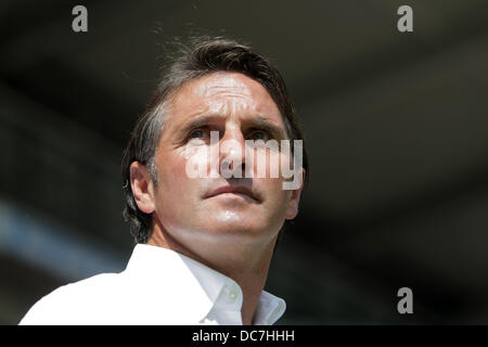 Mainz, Deutschland. 11. August 2013. Stuttgarts Trainer Bruno Labbadia ist vor Beginn der Bundesliga-Fußballspiel zwischen FSV Mainz 05 und VfB Stuttgart in der Coface Arena in Mainz, Deutschland, 11. August 2013 abgebildet. Foto: FREDRIK VON ERICHSEN (Achtung: aufgrund der Akkreditierungsrichtlinien die DFL nur erlaubt die Veröffentlichung und Nutzung von bis zu 15 Bilder pro Spiel im Internet und in Online-Medien während des Spiels.) / Dpa/Alamy Live News Stockfoto