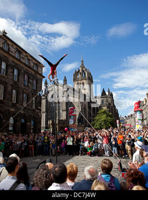 Edinburgh, UK. 11. August 2013. Großes Publikum versammeln sich in der Sonne auf Edinburghs Royal Mile von sehr geschickten Street Performer während des Edinburgh Festival Fringe unterhalten werden. Stockfoto