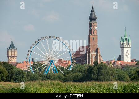 Straubing, Deutschland. 11. August 2013. Das Riesenrad von der Gaeubodenvolksfest ist neben dem Wasserturm (L-R), die St. Jacob Basilica und dem Stadtturm in Straubing, Deutschland, 11. August 2013 gesehen. 1,3 Millionen Besucher werden auf dem Festival bis 19. August 2013 erwartet. Foto: ARMIN WEIGEL/Dpa/Alamy Live-Nachrichten Stockfoto