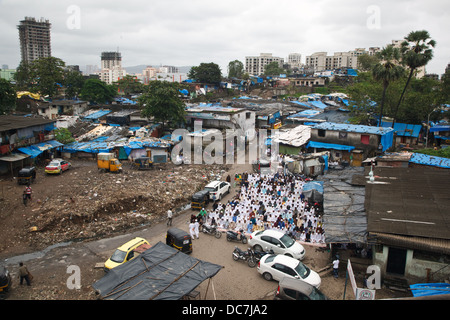 Indische muslimische Männer führen Mittagsgebet Jumu'ah (Jum'ah) (Namaz-e-Tauba oder Salah-e-Tauba) am Freitag auf Eid el Fitr Tag in Mumbai Stockfoto