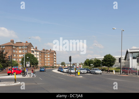 Verkehr, warten an der Ampel an der Kreuzung der Trinity Street und Moor Lane in Bolton, Lancashire. Stockfoto