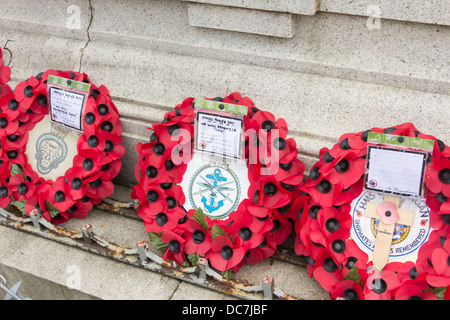 Mohn Kränze für Armed Forces Day 2013 legte auf dem Kriegerdenkmal in Victoria Square, Bolton, Lancashire. Stockfoto