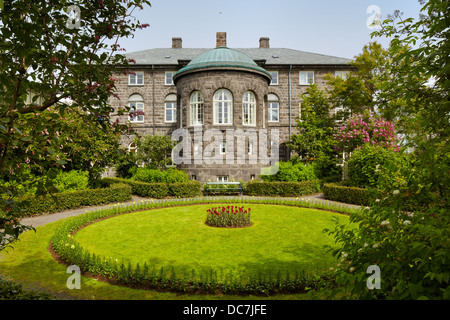 Alpingi Garten und Isländisch Parlamentsgebäude, Reykjavik, Island Stockfoto