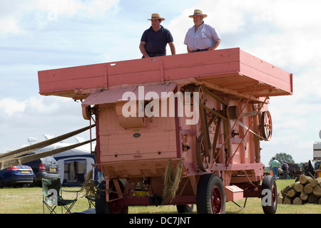 Ein William Foster & Co Ltd-Dreschmaschine, angetrieben durch einen Dampftraktor Stockfoto