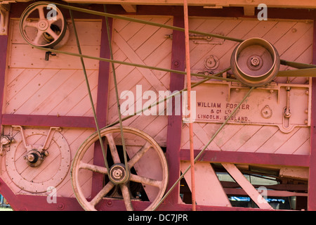 Ein William Foster & Co Ltd-Dreschmaschine, angetrieben durch einen Dampftraktor Stockfoto