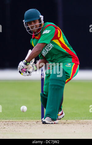 Kibworth, Leicestershire, UK. Sonntag, 11. August 2013.  Aktion aus dem ODI Spiel zwischen u19 Bangladesch und Pakistan u19 im Rahmen des Turniers u19 ODI dreieckig in England gespielt. Bildnachweis: Graham Wilson/Alamy Live-Nachrichten Stockfoto