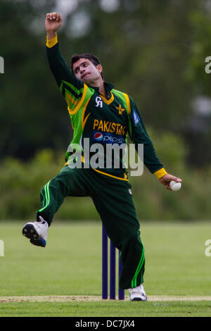 Kibworth, Leicestershire, UK. Sonntag, 11. August 2013.  Aktion aus dem ODI Spiel zwischen u19 Bangladesch und Pakistan u19 im Rahmen des Turniers u19 ODI dreieckig in England gespielt. Bildnachweis: Graham Wilson/Alamy Live-Nachrichten Stockfoto