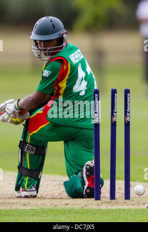 Kibworth, Leicestershire, UK. Sonntag, 11. August 2013.  Aktion aus dem ODI Spiel zwischen u19 Bangladesch und Pakistan u19 im Rahmen des Turniers u19 ODI dreieckig in England gespielt. Bildnachweis: Graham Wilson/Alamy Live-Nachrichten Stockfoto