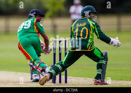 Kibworth, Leicestershire, UK. Sonntag, 11. August 2013.  Aktion aus dem ODI Spiel zwischen u19 Bangladesch und Pakistan u19 im Rahmen des Turniers u19 ODI dreieckig in England gespielt. Bildnachweis: Graham Wilson/Alamy Live-Nachrichten Stockfoto