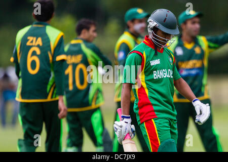 Kibworth, Leicestershire, UK. Sonntag, 11. August 2013.  Aktion aus dem ODI Spiel zwischen u19 Bangladesch und Pakistan u19 im Rahmen des Turniers u19 ODI dreieckig in England gespielt. Bildnachweis: Graham Wilson/Alamy Live-Nachrichten Stockfoto