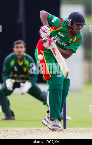 Kibworth, Leicestershire, UK. Sonntag, 11. August 2013.  Aktion aus dem ODI Spiel zwischen u19 Bangladesch und Pakistan u19 im Rahmen des Turniers u19 ODI dreieckig in England gespielt. Bildnachweis: Graham Wilson/Alamy Live-Nachrichten Stockfoto