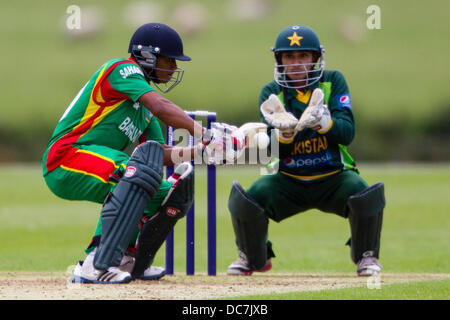 Kibworth, Leicestershire, UK. Sonntag, 11. August 2013.  Aktion aus dem ODI Spiel zwischen u19 Bangladesch und Pakistan u19 im Rahmen des Turniers u19 ODI dreieckig in England gespielt. Bildnachweis: Graham Wilson/Alamy Live-Nachrichten Stockfoto