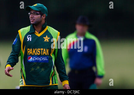 Kibworth, Leicestershire, UK. Sonntag, 11. August 2013.  Aktion aus dem ODI Spiel zwischen u19 Bangladesch und Pakistan u19 im Rahmen des Turniers u19 ODI dreieckig in England gespielt. Bildnachweis: Graham Wilson/Alamy Live-Nachrichten Stockfoto