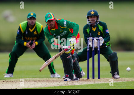 Kibworth, Leicestershire, UK. Sonntag, 11. August 2013.  Aktion aus dem ODI Spiel zwischen u19 Bangladesch und Pakistan u19 im Rahmen des Turniers u19 ODI dreieckig in England gespielt. Bildnachweis: Graham Wilson/Alamy Live-Nachrichten Stockfoto