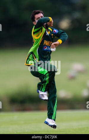 Kibworth, Leicestershire, UK. Sonntag, 11. August 2013.  Aktion aus dem ODI Spiel zwischen u19 Bangladesch und Pakistan u19 im Rahmen des Turniers u19 ODI dreieckig in England gespielt. Bildnachweis: Graham Wilson/Alamy Live-Nachrichten Stockfoto